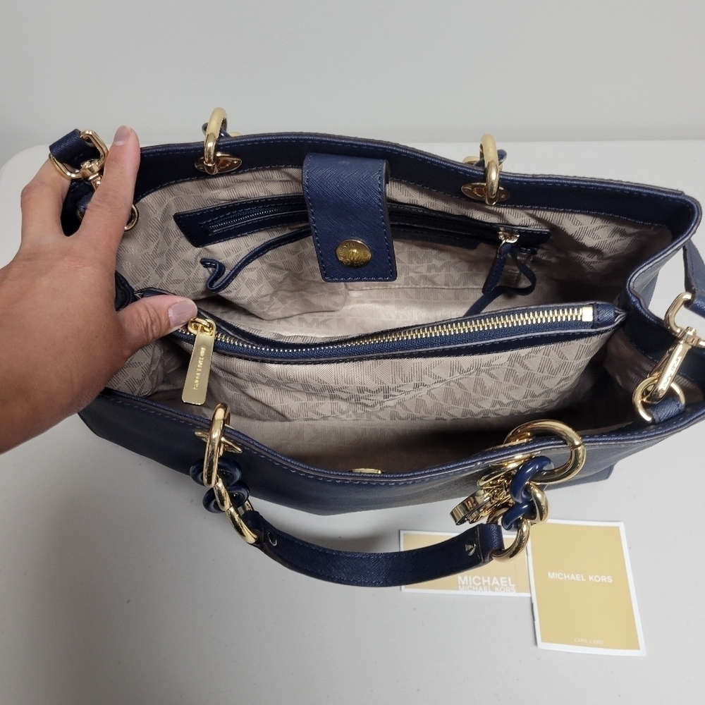 Michael Kors Cynthia Saffiano Leather Satchel. - Picture 10 of 16